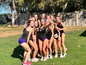 10 young women take selfie at golf course